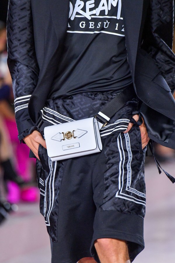 Versace  تقدم أكسسوارات  MEDUSA BIGGIE