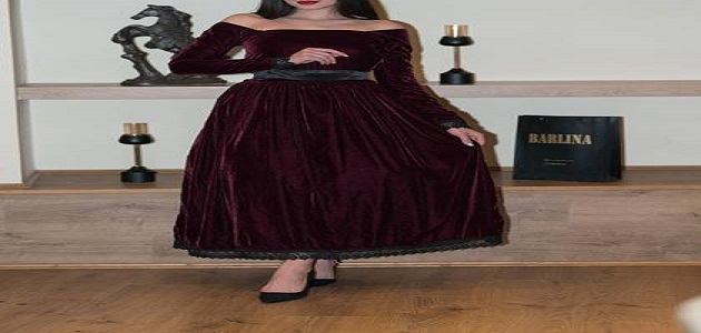 فستان مخمل طويل باللون العنابي