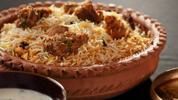 برياني اللحم بالعجين