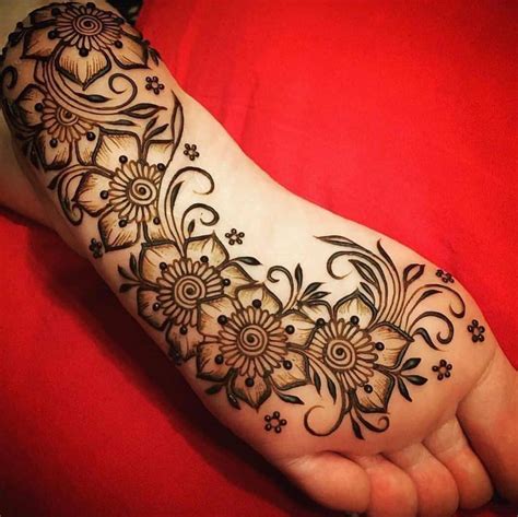 نقش حناء للرجلين بسيط