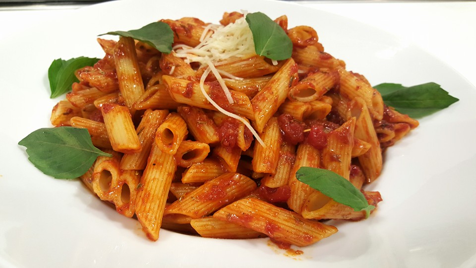 طريقة عمل مكرونة أرابياتا بالزيتون