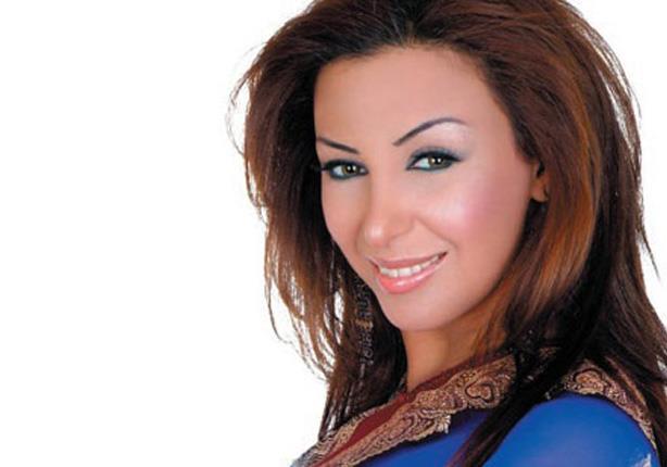 شاهيناز تغني بملابس مثيرة