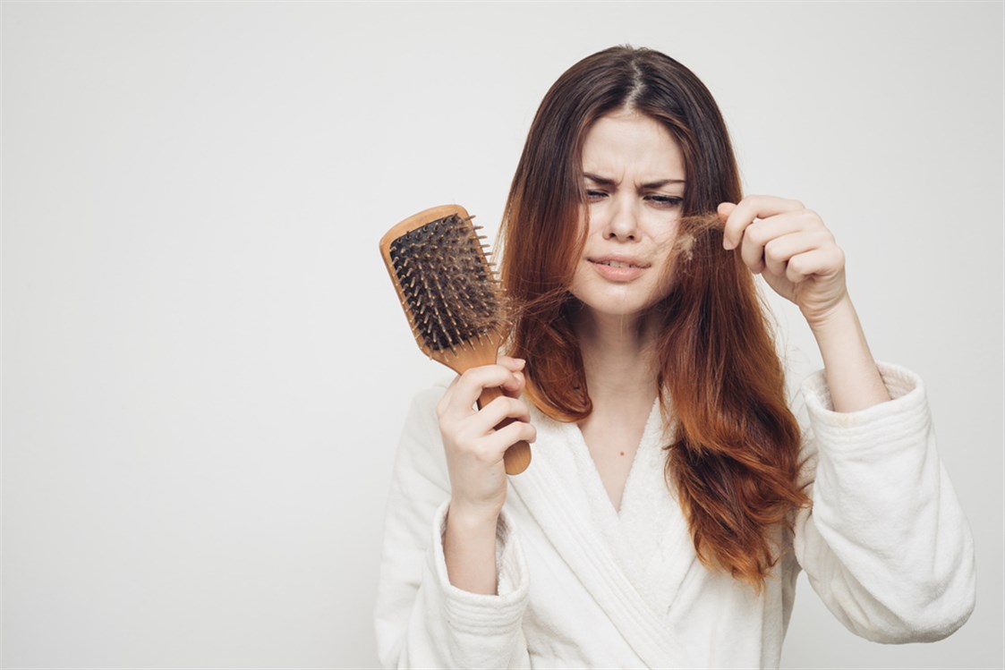طرق طبيعية لعلاج الشعر المتساقط