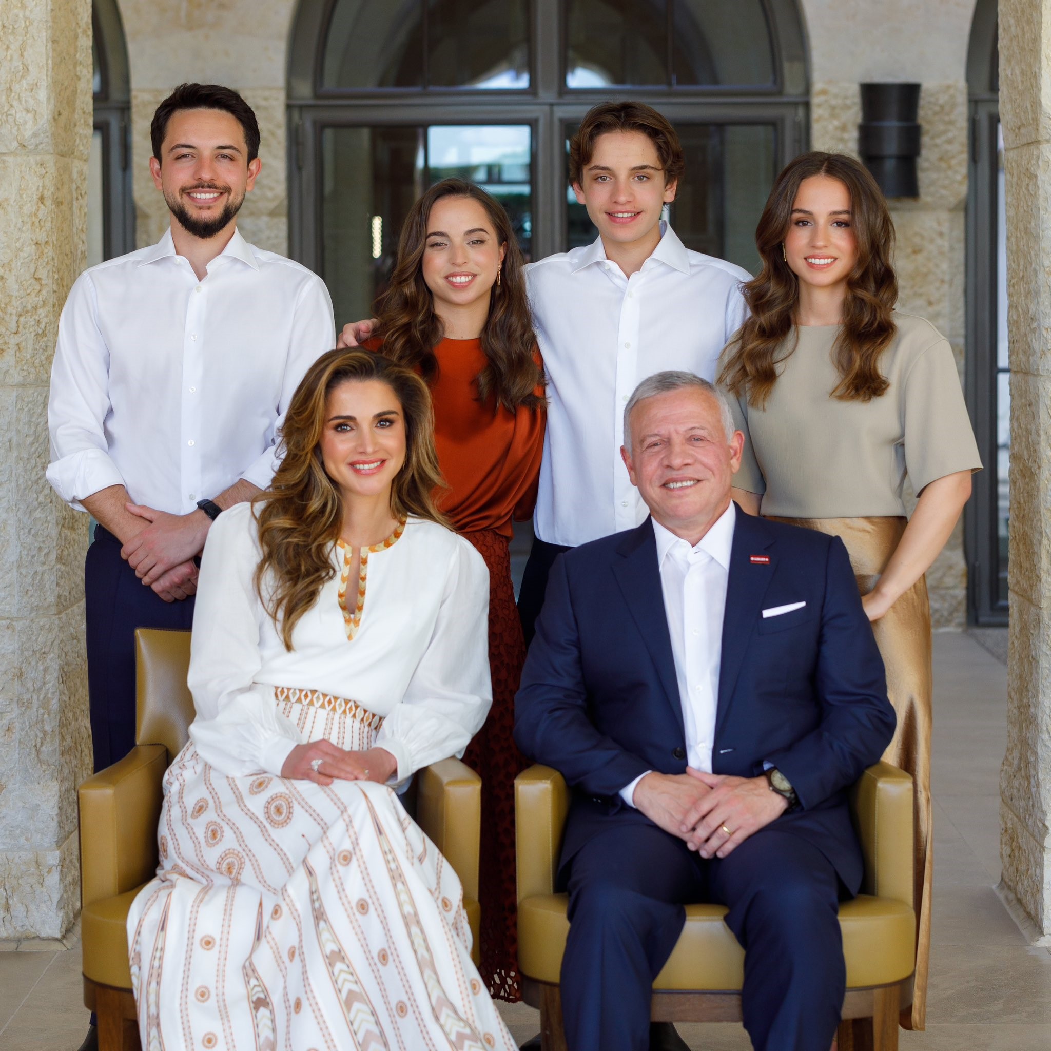 العائلة الأردنية المالكة تشكر إليسا