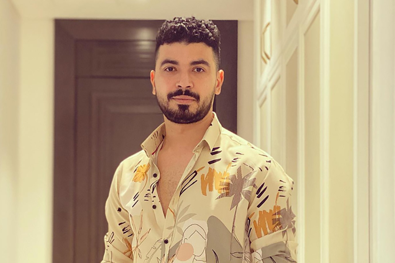 محمد أنور يروج لجوازة توكسيك