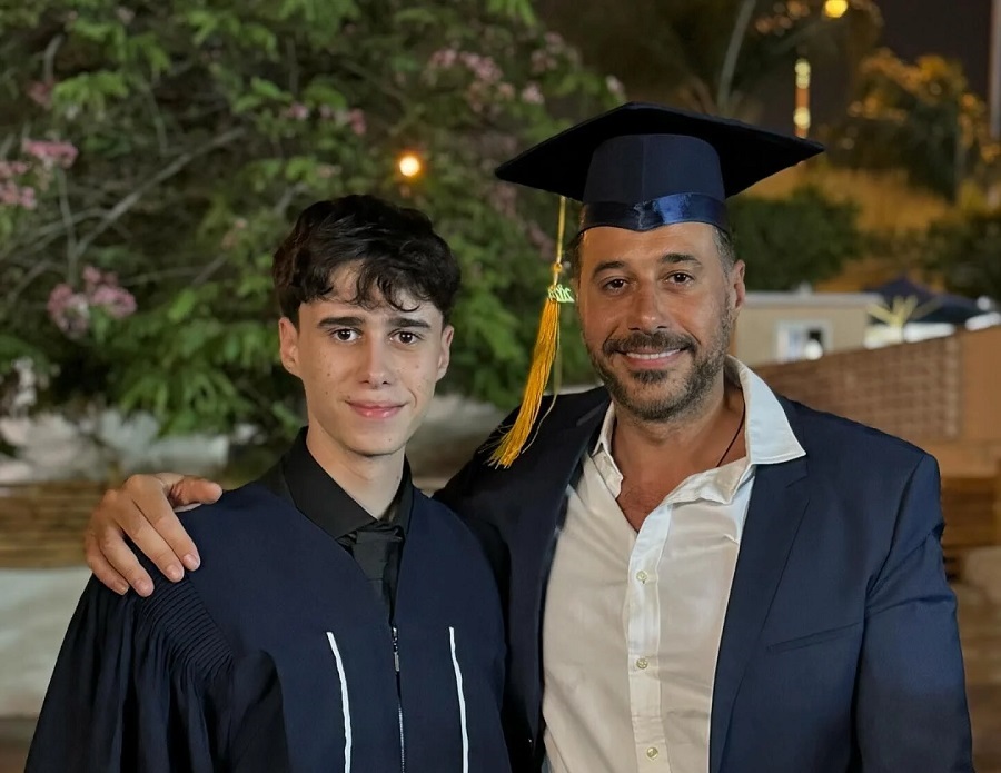 أحمد السعدني يحتفل بتخرج نجله من المدرسة وينشر صورهما من حفل التخرج