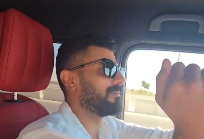 بعد تحريره محضر بإتلافها محمد سامي يرقص من داخل سيارته المرسيدس برفقة زوجته مي عمر