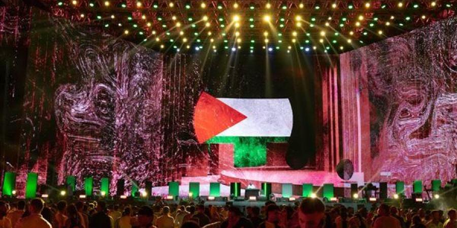 افتتاح مهرجان العلمين الدولي بحماس مناصفة بين الكينج محمد منير ورفع العلم الفلسطيني