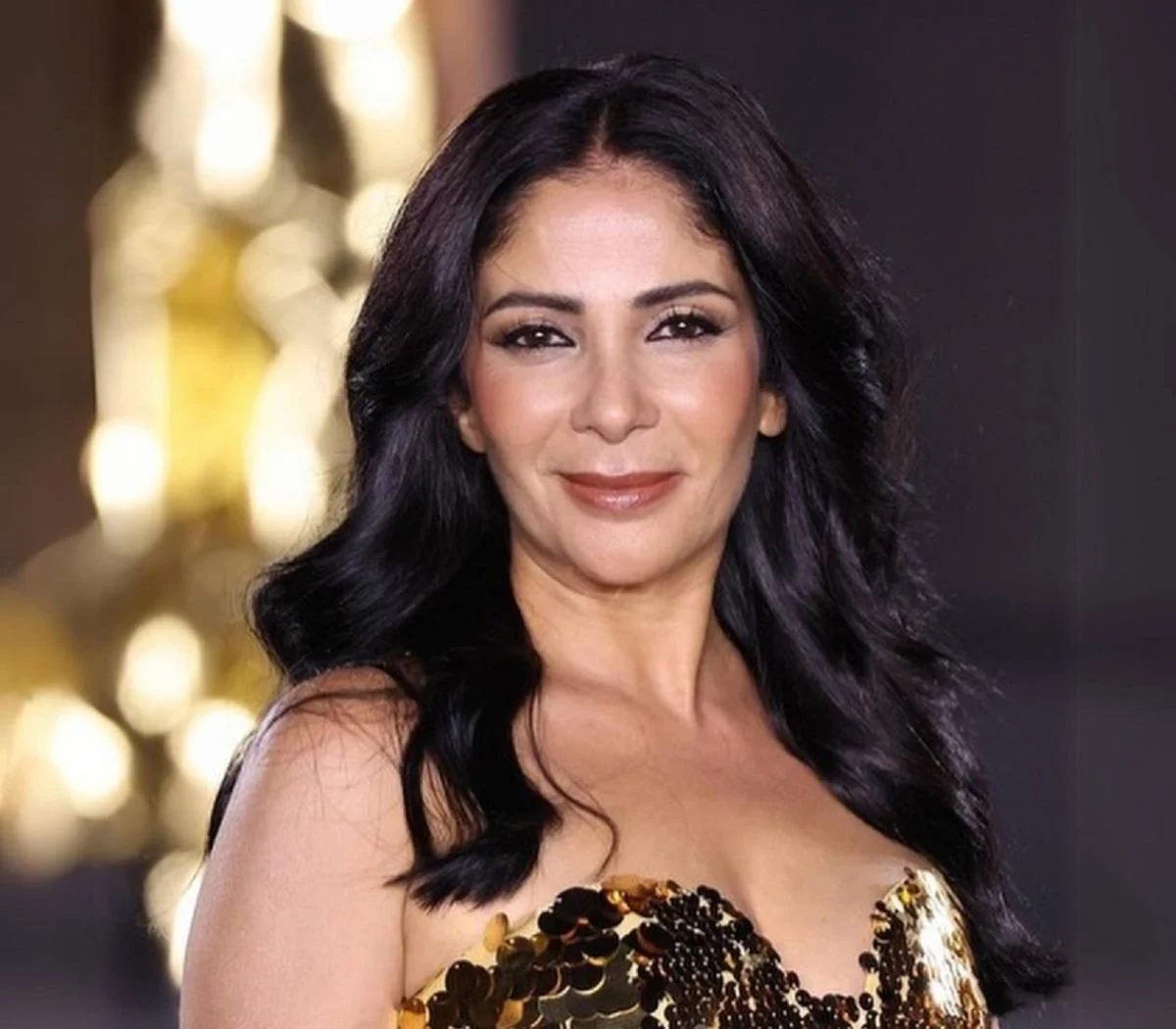 منى زكي تبكي بعد تكريمها في مهرجان البحرين السينمائي