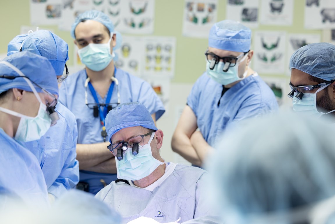 مايو كلينك تجري عملية زرع وجه بنجاح، وتستعيد وظيفة الوجه