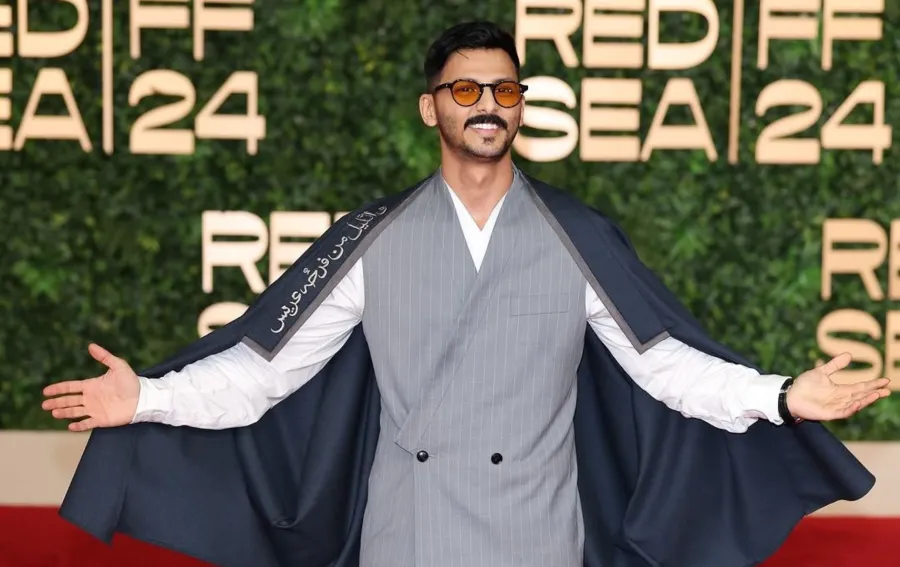 محمد الشهري بإطلالة تخطف الأنظار في افتتاح مهرجان البحر الأحمر السينمائي