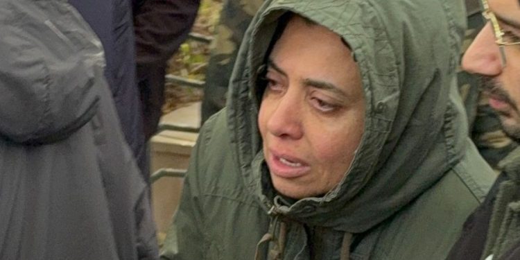 انهيار نشوى مصطفى في جنازة زوجها