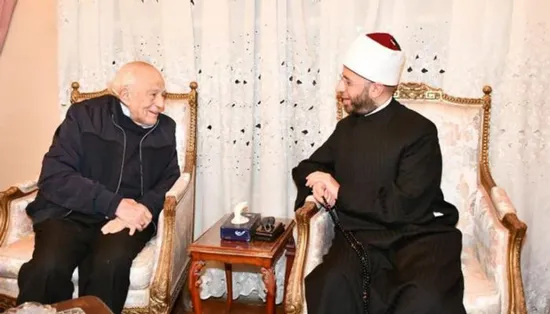 وزير الأوقاف المصري يزور الفنان الكبير رشوان توفيق