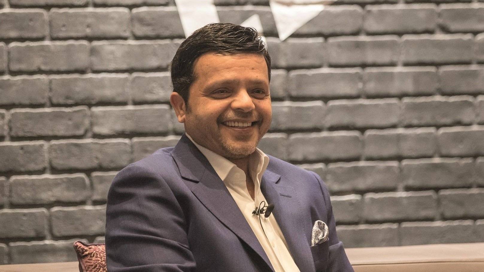 هنيدي يكشف سبب إعادة تقديمه مسرحية المجانين لقيت العالم يتجه للجنون