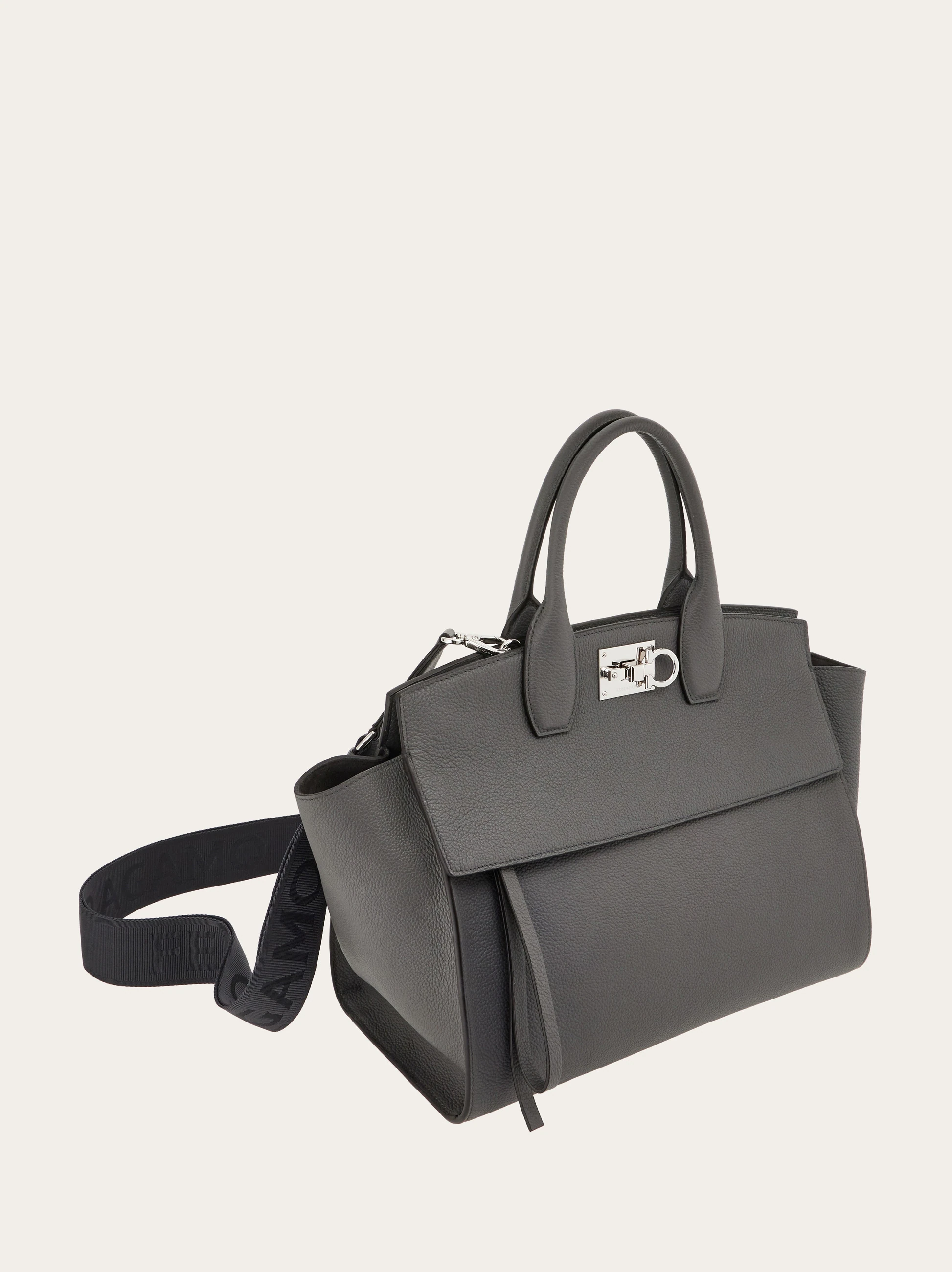 أولا _ حقيبة «Soft-bag».. من «Ferragamo»: