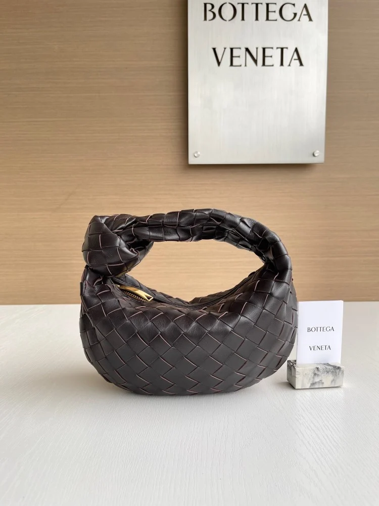 سابعا _ حقيبة «Mini Jodie».. من «Bottega Veneta»