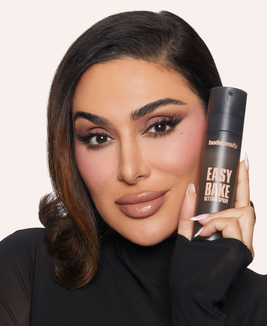 Huda Beauty تقدم بخاخ التثبيت Easy Bake في قارورة