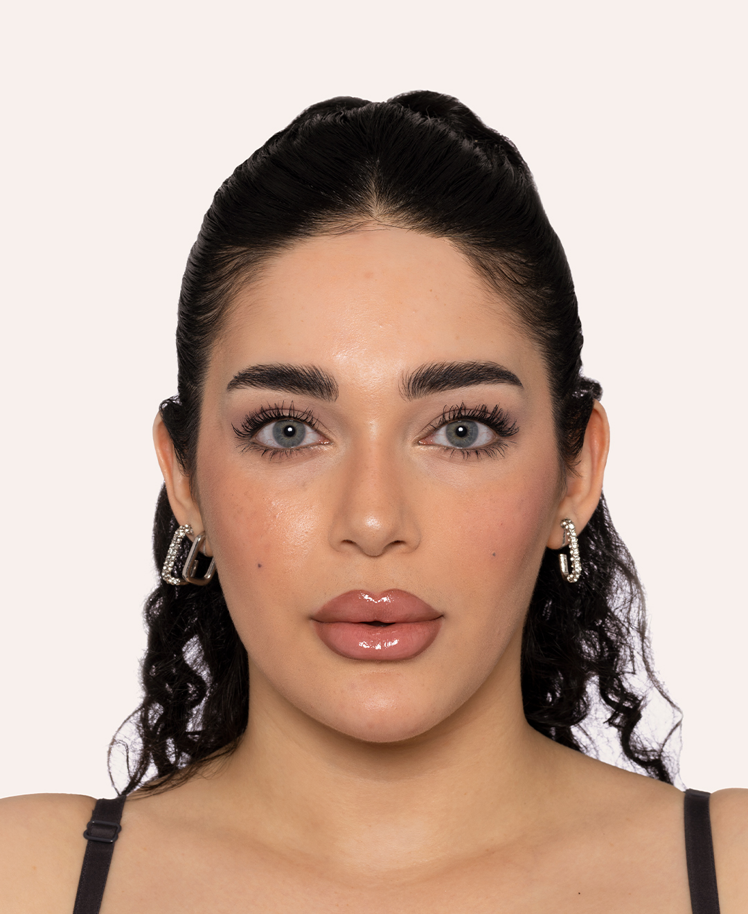 Huda Beauty تقدم بخاخ التثبيت Easy Bake في قارورة