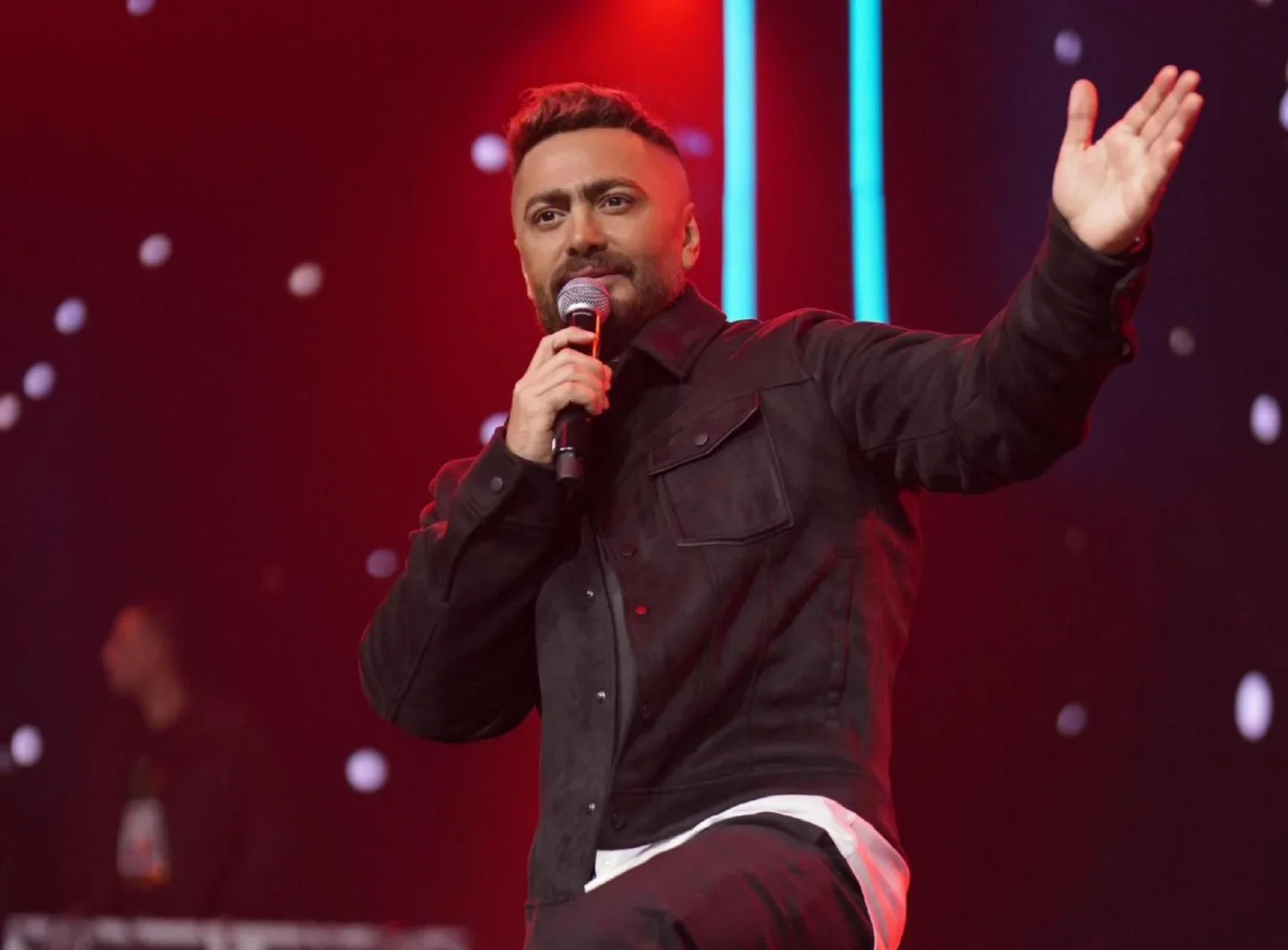 تامر حسني يخلي مسئوليته عن سقوط ستاند الإضاءة على الجمهور