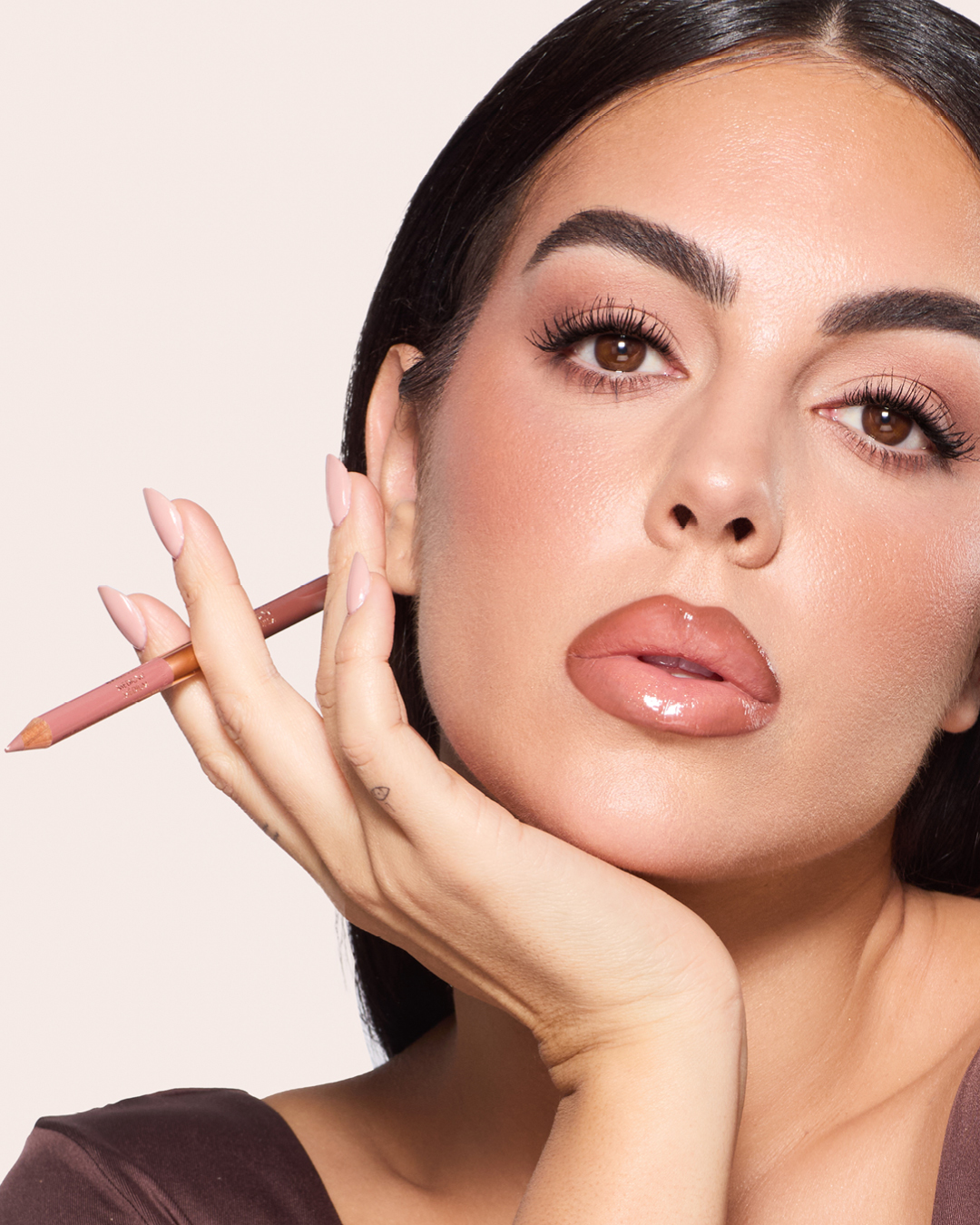 شارلوت تلبوري تعلن عن نظام SUPER NUDES SCULPTING SYSTEM