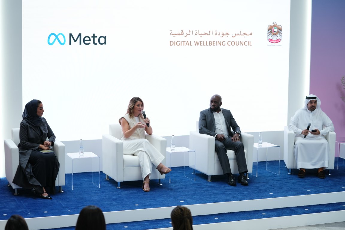 أعلنت شركة "ميتا" عن إطلاق حسابات المراهقين عبر منصّة "Instagram" في دولة الإمارات، لضمان تجارب إلكترونية آمنة للمراهقين وتعزيز شعور أولياء الأمور بالطمأنينة وراحة البال. وسوف تُحدث حسابات المراهقين فرقاً إيجابياً ملحوظاً في تجاربهم عبر منصّة "Instagram"، وذلك من خلال إخضاعهم تلقائياً لشروط صارمة مرتبطة بالمحتوى والخصوصية، بما يضمن لهم تجارب إلكترونية آمنة وملائمة لفئتهم العمرية.
وتوفر حسابات المراهقين عبر "Instagram"، والتي أعدّت بالاستناد إلى ملاحظات تمّ جمعها من أولياء الأمور وعلماء النفس وخبراء السلامة، مجموعة من إجراءات الحماية التلقائية التي تفرض قيود على إمكانية التواصل بشكل مباشر مع المراهقين والمحتوى الذي يمكنهم مشاهدته والوقت الذي يقضونه على المنصّة. وبذلك، ستخضع حسابات المراهقين الذين تقلّ أعمارهم عن 16 عاماً لقيود استخدام تلقائية، علماً أنّهم سيحتاجون إلى موافقة الوالدين أو أولياء الأمور لتغيير أيّ من شروط الاستخدام وجعلها أكثر مرونة.
وقد تمّ إعداد أكثر من 54 مليون حساب للمراهقين على "Instagram" مع إخضاعها لهذه الشروط، حيث أشار 97% من المستخدمين الذين تتراوح أعمارهم بين 13 و15 عاماً إلى رغبتهم بمواصلة الالتزام بها. وكانت ردود الفعل المبكرة من المراهقين وأولياء الأمور إيجابية جداً، حيث أشار أكثر من 90% من المشاركين في استطلاع الرأي إلى فائدة إجراءات السلامة المفروضة على منصّة "Instagram".
وفي معرض تعليقها على هذا الإعلان، قالت سيلفيا موسالاجاني، مديرة سياسات السلامة لدى "ميتا" في أفريقيا والشرق الأوسط وتركيا: "أطلقنا حسابات المراهقين لتمكين أولياء الأمور من الشعور بالطمأنينة وراحة البال، كي يصبح بإمكان أبنائهم من المراهقين استخدام منصّات التواصل الاجتماعي للتواصل مع أصدقائهم واستكشاف مجالات اهتمامهم، بعيداً عن أيّ شعور بالقلق حيال المحتوى غير الآمن أو اللائق. ويسرّنا أن نطلق هذه المزايا الجديدة في منطقة الشرق الأوسط اعتباراً من اليوم."
تشمل المزايا الرئيسية التي توفرها حسابات المراهقين ما يلي:
● الحسابات الخاصّة: يحصل المراهقون بشكل تلقائي على حسابات خاصّة بالمراهقين، علماً أنّ أولئك دون سنّ 16 عاماً لن يتمكنوا من تغيير شروط الاستخدام الآمن من دون مساعدة أحد الوالدين أو ولي أمرهم.
● قيود على المراسلات: تحصل حسابات المراهقين بشكل تلقائي على إعدادات خاصّة تمنع أيّ مستخدم لا يندرج ضمن قائمة معارفهم من التواصل معهم مباشرةً.
● التحكّم بالمحتوى الحسّاس: سوف تخضع حسابات المراهقين بشكل تلقائي لمجموعة صارمة من إعدادات التحكّم بالمحتوى الحسّاس، بهدف الحدّ من فرص مشاهدتهم لأيّ محتوى حسّاس من خلال خاصيتي "الاستكشاف" و"الريلز".
● تفاعلات محدودة: لا يمكن إضافة وسم المراهقين أو ذكر أسمائهم إلا من قِبل الأشخاص الذين يتابعونهم فعلياً. وسيجري أيضاً تفعيل الإصدار الصارم من خاصيّة مكافحة التنمّر "الكلمات المخفية" بشكل تلقائي لإخفاء أيّ كلمات أو عبارات مسيئة ضمن التعليقات وطلبات التواصل عبر خاصيّة الرسائل المباشرة.
● تذكير بتخطّي الفترة الزمنية الموصى بها: سوف يتلقى المراهقون إشعارات بضرورة توقفهم عن استخدام التطبيق بعد مرور 60 دقيقة من استخدامهم اليومي له.
● اختيار حالة النوم: سيجري تفعيل حالة النوم اعتباراً من الساعة 10:00 مساءً ولغاية الساعة 07:00 صباحاً، بهدف وضع الإشعارات في حالة الصمت وتوجيه الردود التلقائية عبر الرسائل المباشرة أثناء الليل.
واحتفاءً بإطلاق الحسابات الخاصّة بالمراهقين، بادرت "ميتا" إلى استضافة "قمّة الشباب" بالتعاون مع مجلس السلامة الرقمية بتاريخ 18 يونيو 2025 في "أبراج الإمارات" في دبي. وقد شارك في هذه الفعالية نخبة من أصحاب المصلحة المعنيين بالسياسات في دولة الإمارات العربية المتحدة وخبراء السلامة وأولياء الأمور والمراهقين، لإجراء حوار مفتوح حول كيفية ضمان تجارب رقمية أكثر أماناً للمراهقين وتسليط الضوء على آخر التوجّهات المرتبطة باستخدام الشباب الآمن للإنترنت. وبالإضافة إلى ذلك، بادرت كلّ من هيلين فارمر، الشريكة المؤسّسة لقمّة الطفل العربي والأم وصانعة المحتوى والشخصية الإعلامية ومؤلفة الكتب، وديما العلمي، صانعة المحتوى والمعلّمة، والدكتورة تانيا دارامشي، أخصائية علم النفس السريري في عيادة "لايت هاوس أرابيا"، إلى تنظيم ورشة عمل لمعرفة المزيد عن أدوات السلامة والتحكّم عبر منصّة "إنستغرام" وتبادل أفضل الممارسات، لضمان تجارب آمنة وداعمة للمراهقين عبر الإنترنت.
والجدير بالذكر أيضاً أنّ "ميتا" تتعاون مع صنّاع المحتوى من الآباء والأمهات في المنطقة، بمَن فيهم علاء أبو حرب وعائلة أفروبيسارا وجنى الحفار وغيرهم، لإعداد مقاطع فيديو قصيرة تكون بمثابة دليل استخدام لهذه الحسابات وتوفير نصائح مرتبطة بالسلامة على "Instagram"، بما يتيح للمستخدمين من أفراد العائلة الاطلاع على الأدوات الجديدة المتاحة لهم ومعرفة كيفية استخدامها.
ومن جانبها، قالت ديما العلمي، الشريكة المؤسّسة لقمّة الطفل العربي والأم وصانعة المحتوى والمعلّمة: "لا شكّ أنّ تربية المراهقين في عصرنا الرقمي تترافق مع الكثير من التحديات التي تثير قلق الوالدين أو أولياء الأمور. ويسرّنا جداً أن نرى اليوم أدوات ملموسة مخصّصة لمراقبة المحتوى عبر منصّة "Instagram"، بما يتيح لأولياء الأمور على غرارنا توجيه تجارب أبنائنا المراهقين عبر الإنترنت، بعيداً عن التأثير على استقلاليتهم وخصوصيتهم. وأثق تماماً بأنّ هذه الحسابات ستعود بفائدة ملحوظة ضمن سعينا الدؤوب لضمان تجارب آمنة لكافة مستخدمي وسائل التواصل الاجتماعي."