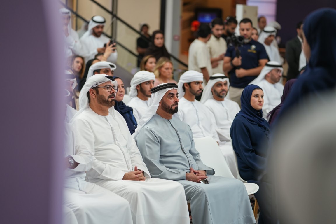 أعلنت شركة "ميتا" عن إطلاق حسابات المراهقين عبر منصّة "Instagram" في دولة الإمارات، لضمان تجارب إلكترونية آمنة للمراهقين وتعزيز شعور أولياء الأمور بالطمأنينة وراحة البال. وسوف تُحدث حسابات المراهقين فرقاً إيجابياً ملحوظاً في تجاربهم عبر منصّة "Instagram"، وذلك من خلال إخضاعهم تلقائياً لشروط صارمة مرتبطة بالمحتوى والخصوصية، بما يضمن لهم تجارب إلكترونية آمنة وملائمة لفئتهم العمرية.
وتوفر حسابات المراهقين عبر "Instagram"، والتي أعدّت بالاستناد إلى ملاحظات تمّ جمعها من أولياء الأمور وعلماء النفس وخبراء السلامة، مجموعة من إجراءات الحماية التلقائية التي تفرض قيود على إمكانية التواصل بشكل مباشر مع المراهقين والمحتوى الذي يمكنهم مشاهدته والوقت الذي يقضونه على المنصّة. وبذلك، ستخضع حسابات المراهقين الذين تقلّ أعمارهم عن 16 عاماً لقيود استخدام تلقائية، علماً أنّهم سيحتاجون إلى موافقة الوالدين أو أولياء الأمور لتغيير أيّ من شروط الاستخدام وجعلها أكثر مرونة.
وقد تمّ إعداد أكثر من 54 مليون حساب للمراهقين على "Instagram" مع إخضاعها لهذه الشروط، حيث أشار 97% من المستخدمين الذين تتراوح أعمارهم بين 13 و15 عاماً إلى رغبتهم بمواصلة الالتزام بها. وكانت ردود الفعل المبكرة من المراهقين وأولياء الأمور إيجابية جداً، حيث أشار أكثر من 90% من المشاركين في استطلاع الرأي إلى فائدة إجراءات السلامة المفروضة على منصّة "Instagram".
وفي معرض تعليقها على هذا الإعلان، قالت سيلفيا موسالاجاني، مديرة سياسات السلامة لدى "ميتا" في أفريقيا والشرق الأوسط وتركيا: "أطلقنا حسابات المراهقين لتمكين أولياء الأمور من الشعور بالطمأنينة وراحة البال، كي يصبح بإمكان أبنائهم من المراهقين استخدام منصّات التواصل الاجتماعي للتواصل مع أصدقائهم واستكشاف مجالات اهتمامهم، بعيداً عن أيّ شعور بالقلق حيال المحتوى غير الآمن أو اللائق. ويسرّنا أن نطلق هذه المزايا الجديدة في منطقة الشرق الأوسط اعتباراً من اليوم."
تشمل المزايا الرئيسية التي توفرها حسابات المراهقين ما يلي:
● الحسابات الخاصّة: يحصل المراهقون بشكل تلقائي على حسابات خاصّة بالمراهقين، علماً أنّ أولئك دون سنّ 16 عاماً لن يتمكنوا من تغيير شروط الاستخدام الآمن من دون مساعدة أحد الوالدين أو ولي أمرهم.
● قيود على المراسلات: تحصل حسابات المراهقين بشكل تلقائي على إعدادات خاصّة تمنع أيّ مستخدم لا يندرج ضمن قائمة معارفهم من التواصل معهم مباشرةً.
● التحكّم بالمحتوى الحسّاس: سوف تخضع حسابات المراهقين بشكل تلقائي لمجموعة صارمة من إعدادات التحكّم بالمحتوى الحسّاس، بهدف الحدّ من فرص مشاهدتهم لأيّ محتوى حسّاس من خلال خاصيتي "الاستكشاف" و"الريلز".
● تفاعلات محدودة: لا يمكن إضافة وسم المراهقين أو ذكر أسمائهم إلا من قِبل الأشخاص الذين يتابعونهم فعلياً. وسيجري أيضاً تفعيل الإصدار الصارم من خاصيّة مكافحة التنمّر "الكلمات المخفية" بشكل تلقائي لإخفاء أيّ كلمات أو عبارات مسيئة ضمن التعليقات وطلبات التواصل عبر خاصيّة الرسائل المباشرة.
● تذكير بتخطّي الفترة الزمنية الموصى بها: سوف يتلقى المراهقون إشعارات بضرورة توقفهم عن استخدام التطبيق بعد مرور 60 دقيقة من استخدامهم اليومي له.
● اختيار حالة النوم: سيجري تفعيل حالة النوم اعتباراً من الساعة 10:00 مساءً ولغاية الساعة 07:00 صباحاً، بهدف وضع الإشعارات في حالة الصمت وتوجيه الردود التلقائية عبر الرسائل المباشرة أثناء الليل.
واحتفاءً بإطلاق الحسابات الخاصّة بالمراهقين، بادرت "ميتا" إلى استضافة "قمّة الشباب" بالتعاون مع مجلس السلامة الرقمية بتاريخ 18 يونيو 2025 في "أبراج الإمارات" في دبي. وقد شارك في هذه الفعالية نخبة من أصحاب المصلحة المعنيين بالسياسات في دولة الإمارات العربية المتحدة وخبراء السلامة وأولياء الأمور والمراهقين، لإجراء حوار مفتوح حول كيفية ضمان تجارب رقمية أكثر أماناً للمراهقين وتسليط الضوء على آخر التوجّهات المرتبطة باستخدام الشباب الآمن للإنترنت. وبالإضافة إلى ذلك، بادرت كلّ من هيلين فارمر، الشريكة المؤسّسة لقمّة الطفل العربي والأم وصانعة المحتوى والشخصية الإعلامية ومؤلفة الكتب، وديما العلمي، صانعة المحتوى والمعلّمة، والدكتورة تانيا دارامشي، أخصائية علم النفس السريري في عيادة "لايت هاوس أرابيا"، إلى تنظيم ورشة عمل لمعرفة المزيد عن أدوات السلامة والتحكّم عبر منصّة "إنستغرام" وتبادل أفضل الممارسات، لضمان تجارب آمنة وداعمة للمراهقين عبر الإنترنت.
والجدير بالذكر أيضاً أنّ "ميتا" تتعاون مع صنّاع المحتوى من الآباء والأمهات في المنطقة، بمَن فيهم علاء أبو حرب وعائلة أفروبيسارا وجنى الحفار وغيرهم، لإعداد مقاطع فيديو قصيرة تكون بمثابة دليل استخدام لهذه الحسابات وتوفير نصائح مرتبطة بالسلامة على "Instagram"، بما يتيح للمستخدمين من أفراد العائلة الاطلاع على الأدوات الجديدة المتاحة لهم ومعرفة كيفية استخدامها.
ومن جانبها، قالت ديما العلمي، الشريكة المؤسّسة لقمّة الطفل العربي والأم وصانعة المحتوى والمعلّمة: "لا شكّ أنّ تربية المراهقين في عصرنا الرقمي تترافق مع الكثير من التحديات التي تثير قلق الوالدين أو أولياء الأمور. ويسرّنا جداً أن نرى اليوم أدوات ملموسة مخصّصة لمراقبة المحتوى عبر منصّة "Instagram"، بما يتيح لأولياء الأمور على غرارنا توجيه تجارب أبنائنا المراهقين عبر الإنترنت، بعيداً عن التأثير على استقلاليتهم وخصوصيتهم. وأثق تماماً بأنّ هذه الحسابات ستعود بفائدة ملحوظة ضمن سعينا الدؤوب لضمان تجارب آمنة لكافة مستخدمي وسائل التواصل الاجتماعي."