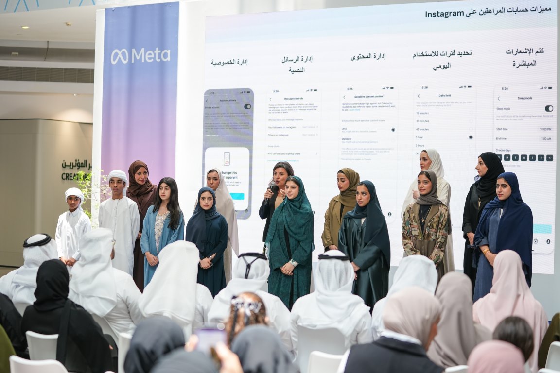 أعلنت شركة "ميتا" عن إطلاق حسابات المراهقين عبر منصّة "Instagram" في دولة الإمارات، لضمان تجارب إلكترونية آمنة للمراهقين وتعزيز شعور أولياء الأمور بالطمأنينة وراحة البال. وسوف تُحدث حسابات المراهقين فرقاً إيجابياً ملحوظاً في تجاربهم عبر منصّة "Instagram"، وذلك من خلال إخضاعهم تلقائياً لشروط صارمة مرتبطة بالمحتوى والخصوصية، بما يضمن لهم تجارب إلكترونية آمنة وملائمة لفئتهم العمرية.
وتوفر حسابات المراهقين عبر "Instagram"، والتي أعدّت بالاستناد إلى ملاحظات تمّ جمعها من أولياء الأمور وعلماء النفس وخبراء السلامة، مجموعة من إجراءات الحماية التلقائية التي تفرض قيود على إمكانية التواصل بشكل مباشر مع المراهقين والمحتوى الذي يمكنهم مشاهدته والوقت الذي يقضونه على المنصّة. وبذلك، ستخضع حسابات المراهقين الذين تقلّ أعمارهم عن 16 عاماً لقيود استخدام تلقائية، علماً أنّهم سيحتاجون إلى موافقة الوالدين أو أولياء الأمور لتغيير أيّ من شروط الاستخدام وجعلها أكثر مرونة.
وقد تمّ إعداد أكثر من 54 مليون حساب للمراهقين على "Instagram" مع إخضاعها لهذه الشروط، حيث أشار 97% من المستخدمين الذين تتراوح أعمارهم بين 13 و15 عاماً إلى رغبتهم بمواصلة الالتزام بها. وكانت ردود الفعل المبكرة من المراهقين وأولياء الأمور إيجابية جداً، حيث أشار أكثر من 90% من المشاركين في استطلاع الرأي إلى فائدة إجراءات السلامة المفروضة على منصّة "Instagram".
وفي معرض تعليقها على هذا الإعلان، قالت سيلفيا موسالاجاني، مديرة سياسات السلامة لدى "ميتا" في أفريقيا والشرق الأوسط وتركيا: "أطلقنا حسابات المراهقين لتمكين أولياء الأمور من الشعور بالطمأنينة وراحة البال، كي يصبح بإمكان أبنائهم من المراهقين استخدام منصّات التواصل الاجتماعي للتواصل مع أصدقائهم واستكشاف مجالات اهتمامهم، بعيداً عن أيّ شعور بالقلق حيال المحتوى غير الآمن أو اللائق. ويسرّنا أن نطلق هذه المزايا الجديدة في منطقة الشرق الأوسط اعتباراً من اليوم."
تشمل المزايا الرئيسية التي توفرها حسابات المراهقين ما يلي:
● الحسابات الخاصّة: يحصل المراهقون بشكل تلقائي على حسابات خاصّة بالمراهقين، علماً أنّ أولئك دون سنّ 16 عاماً لن يتمكنوا من تغيير شروط الاستخدام الآمن من دون مساعدة أحد الوالدين أو ولي أمرهم.
● قيود على المراسلات: تحصل حسابات المراهقين بشكل تلقائي على إعدادات خاصّة تمنع أيّ مستخدم لا يندرج ضمن قائمة معارفهم من التواصل معهم مباشرةً.
● التحكّم بالمحتوى الحسّاس: سوف تخضع حسابات المراهقين بشكل تلقائي لمجموعة صارمة من إعدادات التحكّم بالمحتوى الحسّاس، بهدف الحدّ من فرص مشاهدتهم لأيّ محتوى حسّاس من خلال خاصيتي "الاستكشاف" و"الريلز".
● تفاعلات محدودة: لا يمكن إضافة وسم المراهقين أو ذكر أسمائهم إلا من قِبل الأشخاص الذين يتابعونهم فعلياً. وسيجري أيضاً تفعيل الإصدار الصارم من خاصيّة مكافحة التنمّر "الكلمات المخفية" بشكل تلقائي لإخفاء أيّ كلمات أو عبارات مسيئة ضمن التعليقات وطلبات التواصل عبر خاصيّة الرسائل المباشرة.
● تذكير بتخطّي الفترة الزمنية الموصى بها: سوف يتلقى المراهقون إشعارات بضرورة توقفهم عن استخدام التطبيق بعد مرور 60 دقيقة من استخدامهم اليومي له.
● اختيار حالة النوم: سيجري تفعيل حالة النوم اعتباراً من الساعة 10:00 مساءً ولغاية الساعة 07:00 صباحاً، بهدف وضع الإشعارات في حالة الصمت وتوجيه الردود التلقائية عبر الرسائل المباشرة أثناء الليل.
واحتفاءً بإطلاق الحسابات الخاصّة بالمراهقين، بادرت "ميتا" إلى استضافة "قمّة الشباب" بالتعاون مع مجلس السلامة الرقمية بتاريخ 18 يونيو 2025 في "أبراج الإمارات" في دبي. وقد شارك في هذه الفعالية نخبة من أصحاب المصلحة المعنيين بالسياسات في دولة الإمارات العربية المتحدة وخبراء السلامة وأولياء الأمور والمراهقين، لإجراء حوار مفتوح حول كيفية ضمان تجارب رقمية أكثر أماناً للمراهقين وتسليط الضوء على آخر التوجّهات المرتبطة باستخدام الشباب الآمن للإنترنت. وبالإضافة إلى ذلك، بادرت كلّ من هيلين فارمر، الشريكة المؤسّسة لقمّة الطفل العربي والأم وصانعة المحتوى والشخصية الإعلامية ومؤلفة الكتب، وديما العلمي، صانعة المحتوى والمعلّمة، والدكتورة تانيا دارامشي، أخصائية علم النفس السريري في عيادة "لايت هاوس أرابيا"، إلى تنظيم ورشة عمل لمعرفة المزيد عن أدوات السلامة والتحكّم عبر منصّة "إنستغرام" وتبادل أفضل الممارسات، لضمان تجارب آمنة وداعمة للمراهقين عبر الإنترنت.
والجدير بالذكر أيضاً أنّ "ميتا" تتعاون مع صنّاع المحتوى من الآباء والأمهات في المنطقة، بمَن فيهم علاء أبو حرب وعائلة أفروبيسارا وجنى الحفار وغيرهم، لإعداد مقاطع فيديو قصيرة تكون بمثابة دليل استخدام لهذه الحسابات وتوفير نصائح مرتبطة بالسلامة على "Instagram"، بما يتيح للمستخدمين من أفراد العائلة الاطلاع على الأدوات الجديدة المتاحة لهم ومعرفة كيفية استخدامها.
ومن جانبها، قالت ديما العلمي، الشريكة المؤسّسة لقمّة الطفل العربي والأم وصانعة المحتوى والمعلّمة: "لا شكّ أنّ تربية المراهقين في عصرنا الرقمي تترافق مع الكثير من التحديات التي تثير قلق الوالدين أو أولياء الأمور. ويسرّنا جداً أن نرى اليوم أدوات ملموسة مخصّصة لمراقبة المحتوى عبر منصّة "Instagram"، بما يتيح لأولياء الأمور على غرارنا توجيه تجارب أبنائنا المراهقين عبر الإنترنت، بعيداً عن التأثير على استقلاليتهم وخصوصيتهم. وأثق تماماً بأنّ هذه الحسابات ستعود بفائدة ملحوظة ضمن سعينا الدؤوب لضمان تجارب آمنة لكافة مستخدمي وسائل التواصل الاجتماعي."