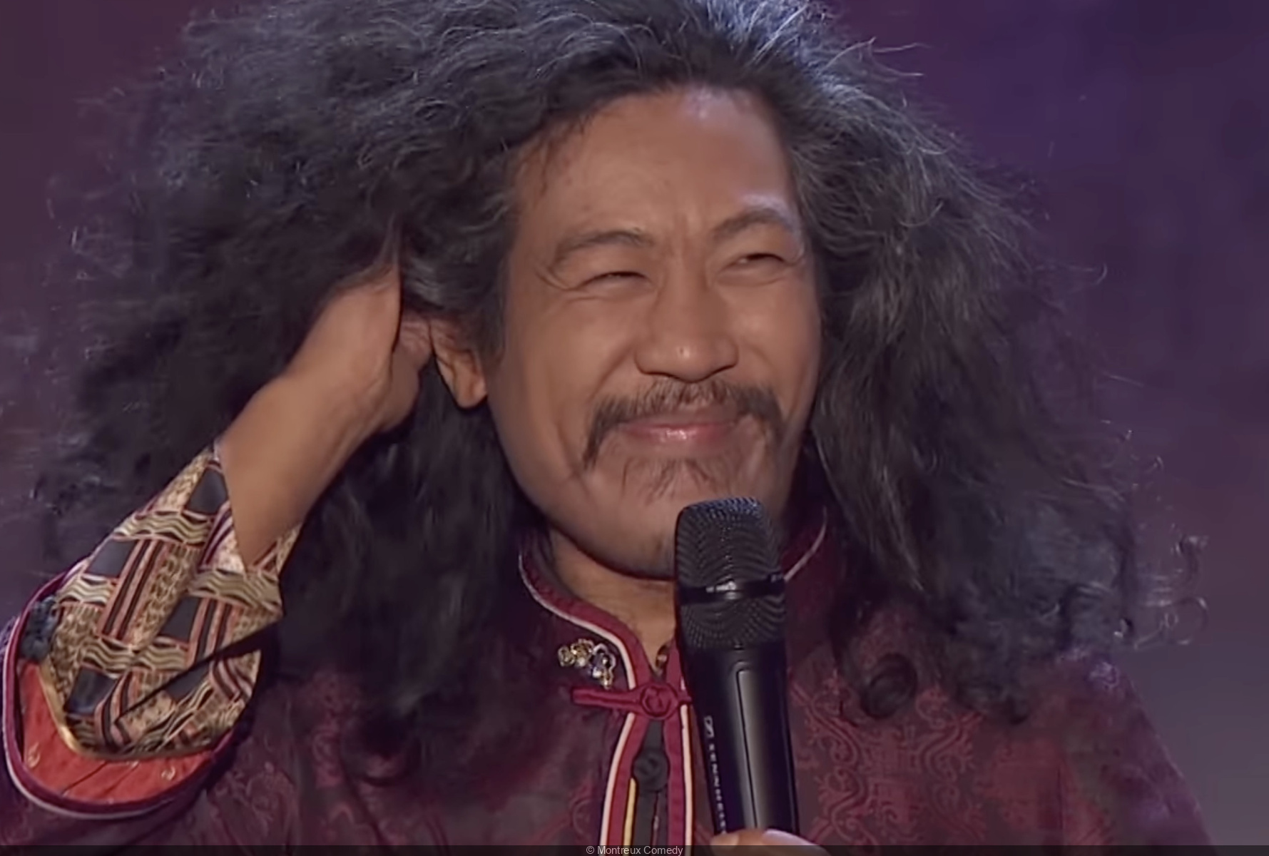 في وقت كان يستعد فيه للسفر لاستكمال جولته المسرحية التي انطلقت من مدينة أمنيڤيل، انتشر خبر وفاة الفنان الفرنسي الكوميدي. "بون هاي مين" عن عمر يناهز 43 عامًا.
رحيل بون هاي مين في ظروف غامضة وتساؤلات حول سبب الوفاة
حيث سقط "هاي مين" من أعلى مبنى في العاصمة الفرنسية باريس في ظروف غامضة. في الوقت ذاته الذي كان ينتظره فيه مدير أعماله للسفر.
حيث تداولت الأقاويل حول ما إذا كان "مين" قد سقط في حادث عرضي أم كانت واقعة انتحار. خاصة أن الفنان كان يعيش حالة من الحماس بعد عودته إلى المسرح. بالإضافة إلى أنه كان من المقرر أن يحيي عرضًا في مونتريال مساء اليوم التالي من سقوطه.
وقد وصفت السلطات سقوط "بون هاي مين" من أعلى المبنى بـ "العارض المؤسف" وهو ما فتح باب التساؤلات حول سبب السقوط.
وقالت النيابة العامة في باريس إنها فتحت تحقيقًا للوقوف على ملابسات الوفاة، في وقت أكد فيه المقربون أن حالته النفسية كانت جيدة. وأنه كان متحمسًا لجولته المسرحية الممتدة حتى مايو / أيار 2026، والتي بدأت في أبريل الماضي بعنوان "اقتل بون" انطلاقًا من مدينة أمنيڤيل.
لحظات قبل الرحيل
وفي الدقائق الأخيرة قبل رحيله، كان "بون" قد جهز حقيبته للاستعداد للسفر بينما كان مدير أعماله في انتظاره قبل أن يختفي فجأة. وذلك بحسب تصريح المنتج "فيليب ديلما".
وقالت التحقيقات الأولية في الواقعة أن "بون هاي مين" قد سقط أثناء محاولته استرجاع هاتفه المحمول الذي كان قد انزلق إلى ميزاب شرفة شقته.
وقد أثار خبر وفاة النجم "بون هاي مين" صدمة كبيرة في الأوساط الفنية والجماهيرية الفرنسية. وتوالت رسائل النعي والتكريم عبر وسائل التواصل الاجتماعي.
نجوم الوسط الفني ينعون بون هاي مين عبر حساباتهم على مواقع التواصل الاجتماعي
حيث نعاه عدد كبير من النجوم والأصدقاء عبر حساباتهم الرسمية على وسائل التواصل الاجتماعي. فد نعاه النجم الكوميدي "إيريك جودور" بكلمة مقتضبة قائلاً: "وداعًا يا صديقي". فيما كتب المغني "مات بوكورا": "أتمنى أن تكون الأرض خفيفة عليك".
بينما نعاه المخرج والممثل "غيوم كانيه" الذي شاركه في فيلم "أستيريكس وأوبيليكس: إمبراطورية الوسط". حيث كتب قائلاً: "أحببت كثيرًا لقائنا ومن كنت عليه، أرقد بسلام يا صديقي، يا لها من خسارة".
وأما نادي جامل للكوميديا، الذي انضم إليه "بون" عام 2014، فقد نعاه في بيان رسمي له حيث قال فيه: "لقد فقدنا كوميديًا لامعًا. صاحب رسالة ومواقف، وواحدًا من أبرز الأصوات في الجيل الجديد من الفنانين الكوميديين في فرنسا".
نبذة عن الكوميدي الفرنسي الراحل الملقب بالصيني المضحك
يذكر أن الفنان والنجم الكوميدي الفرنسي "بون هاي مين" يلقب بـ "الصيني المضحك" نسبة إلى ملامحه الأسيوية واختياراته الفنية الساخرة.
وينحدر "مين" من أصول أسيوية وقد حظي بشعبية واسعة في فرنسا، حيث تتناول أعماله الساخرة مناقشة الهوية والاندماج. كما شارك "بون هاي مين" في عدد من الأعمال السينمائية والمسرحية والتي كان من أبرزها فيلم "أستيريكس وأوبيليكس". الذي زاد من شهرته خلال السنوات الأخيرة.