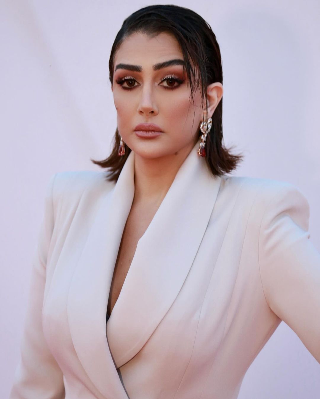 غادة عبد الرازق تقضي أسبوعها الأول من العطلة الصيفية على كرسي متحرك