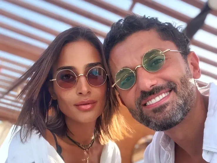 كريم محمود عبد العزيز ينهي الجدل حول انفصاله عن زوجته بصورة على إنستجرام