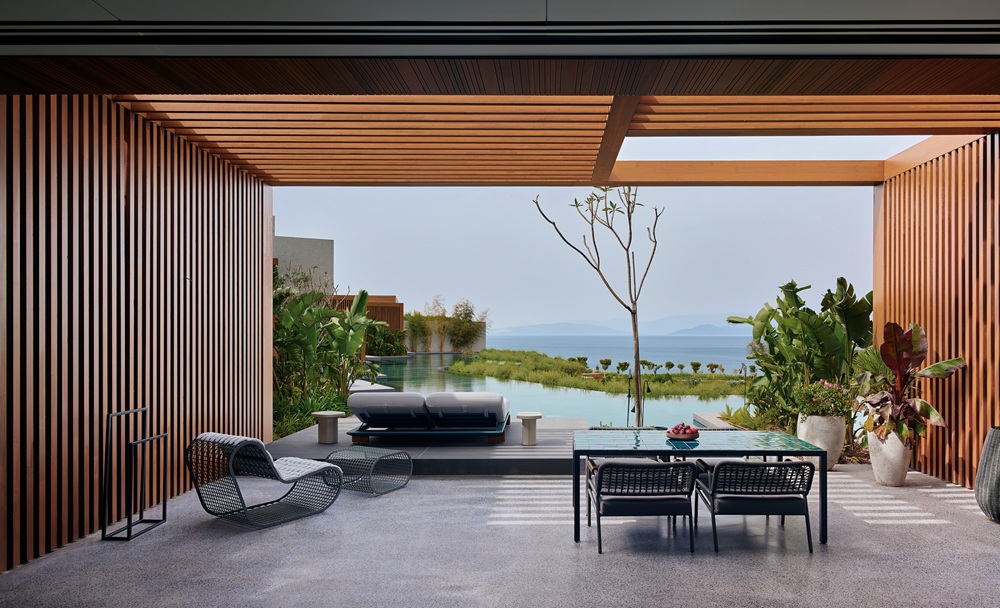 محاور المشاهير عدنان الكاتب يلتقي بانو أكان المدير التنفيذي لمنتجعات ماكس رويال