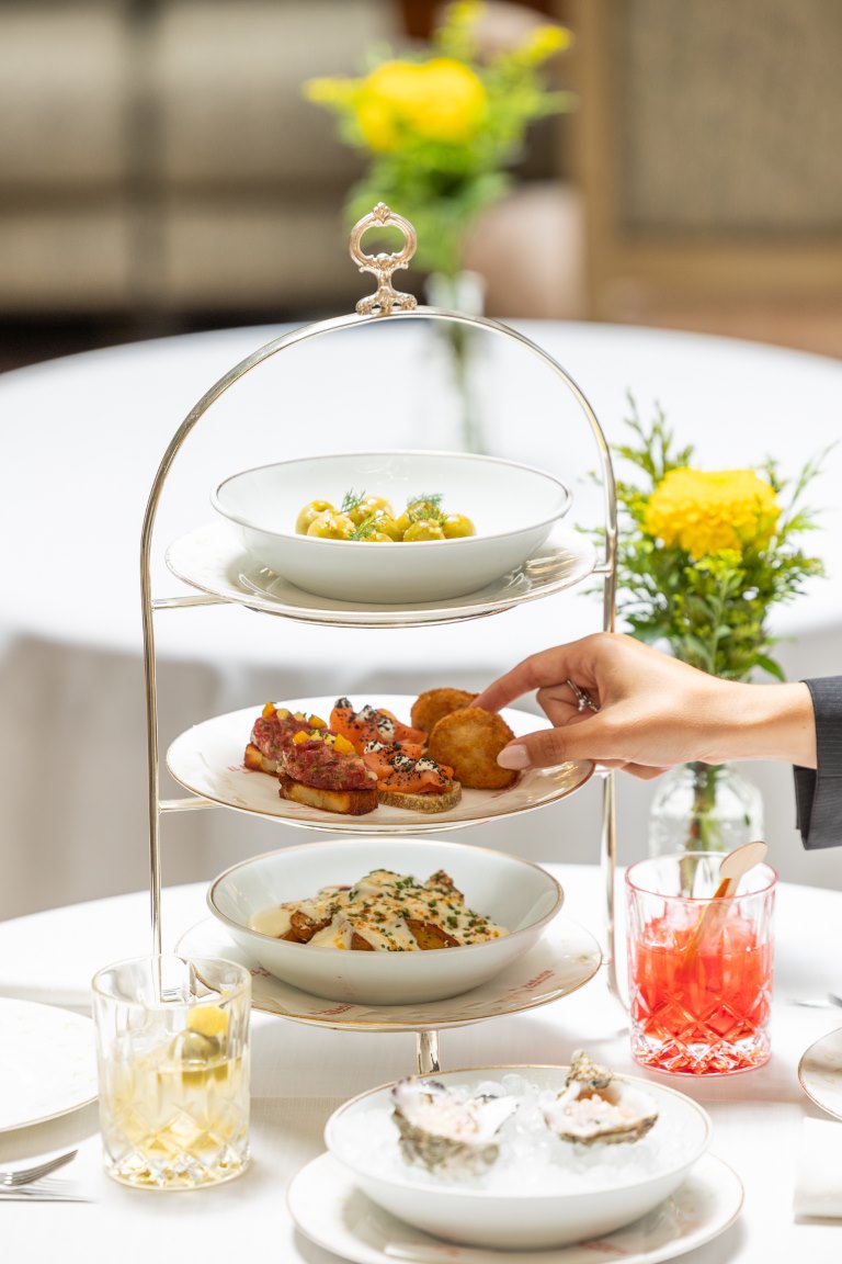 إل بالاس برشلونة يعيد إحياء فخامة ذا هول