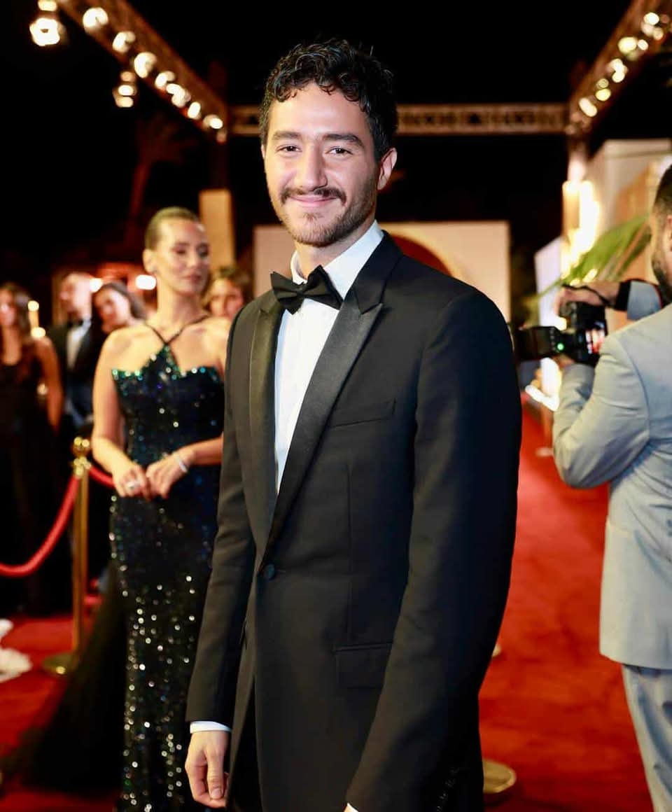 سعادة واضحة على وجوه الشقيقين لفوز أحمد مالك بجائزة أفضل ممثل ليصبح أول ممثل مصري يحصل عليها