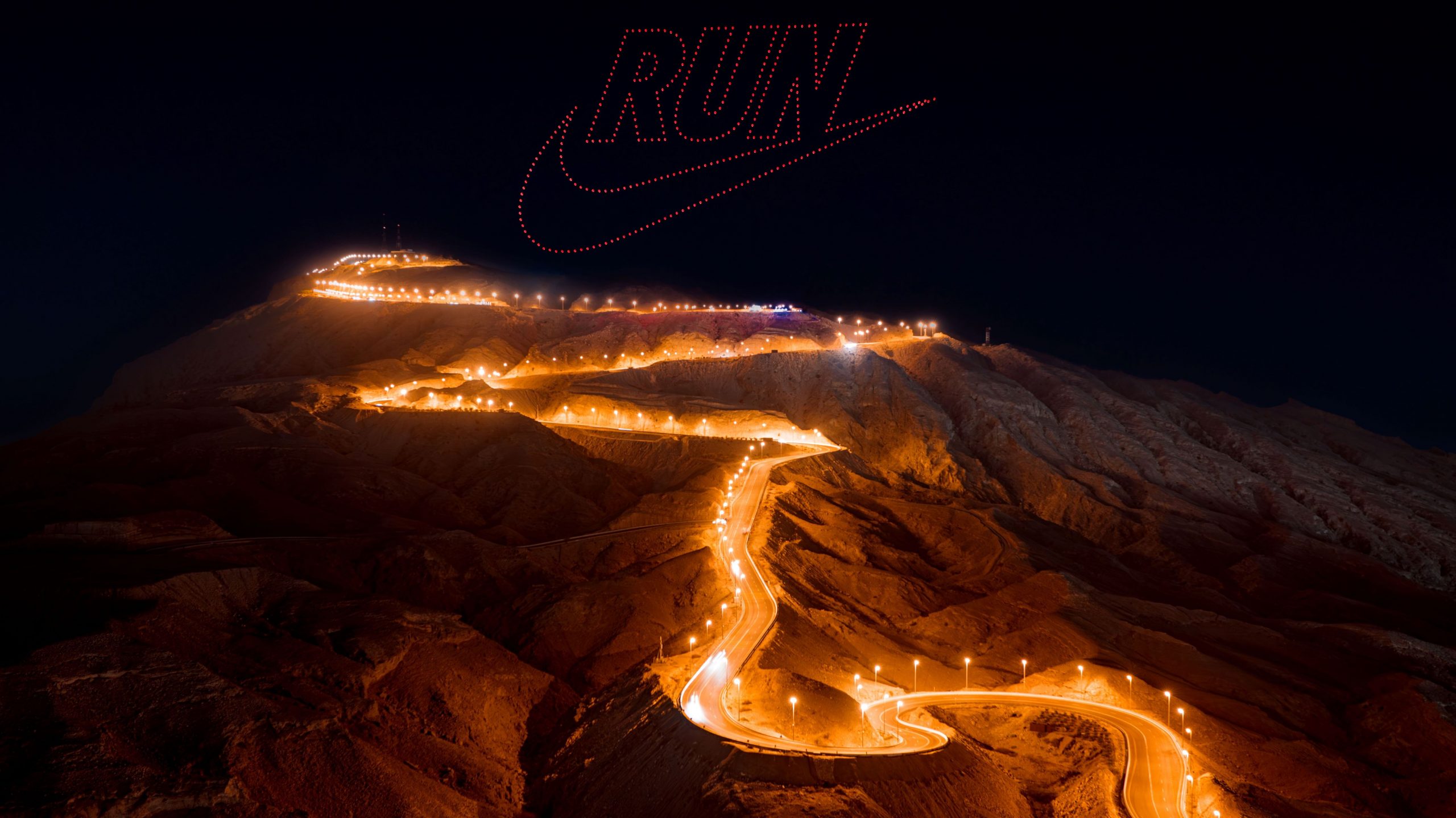 نايكي تجمع العدّاءين العالميين مو فرح ووينفريد يافي مع عدّائي الإمارات في جبل حفيت