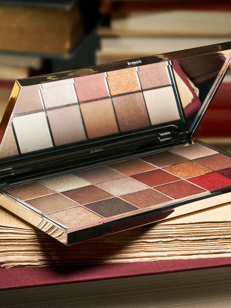 BYREDO تكشف عن ظلال العيون Bibliophilia بإلهامٍ من القصص والروايات