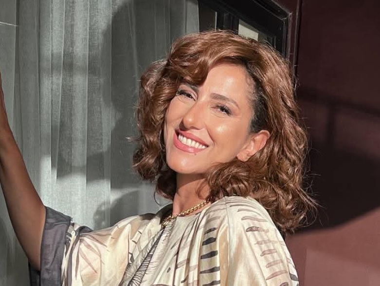 استخدام الـ AI في دمج صور الفنانين مع ذويهم يثير حفيظة حنان مطاوع