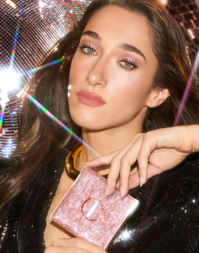 النجمة سيلين ديون بطلة حملة شارلوت تلبوري الإعلانية لموسم العطلات 2025