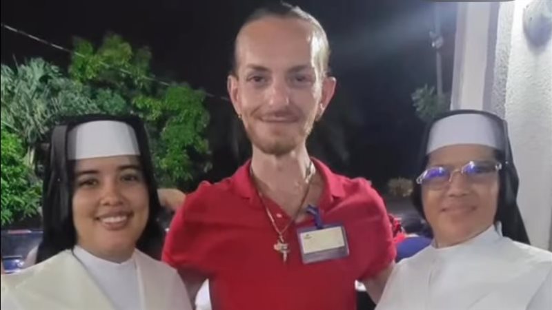 أويس مخللاتي يغير انتماؤه الديني ويعتنق المسيحية