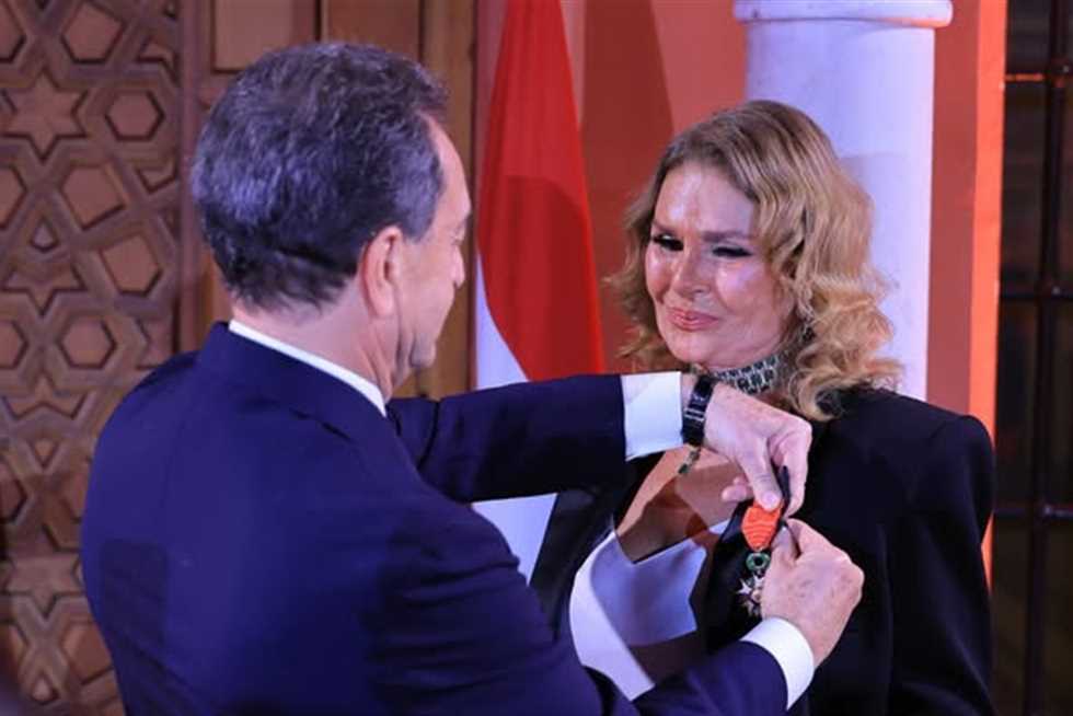 بعد حصولها على وسام جوقة الشرف الوطني برتبة فارس نقابة المهن التمثيلية تهنئ الفنانة يسرا بتكريمها