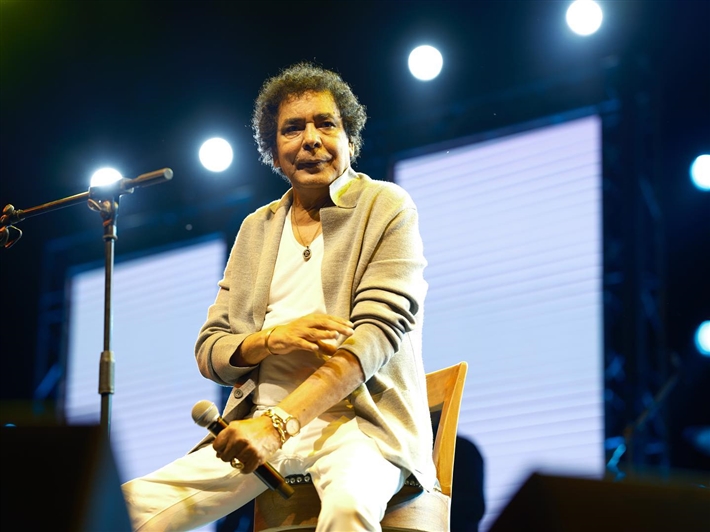 خروج محمد منير من المستشفى واستقرار حالته الصحية بعد تعرضه لوعكة صحية بسيطة