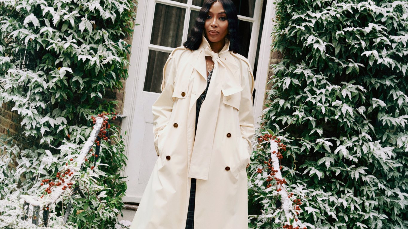 جينيفير سوندرز... وجه Burberry الجديد لموسم الأعياد