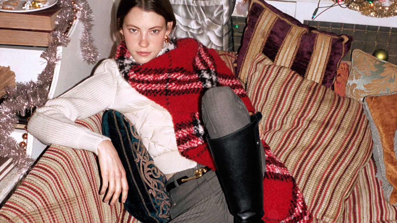 جينيفير سوندرز... وجه Burberry الجديد لموسم الأعياد