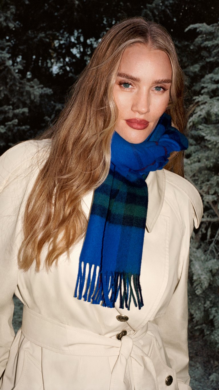 جينيفير سوندرز... وجه Burberry الجديد لموسم الأعياد