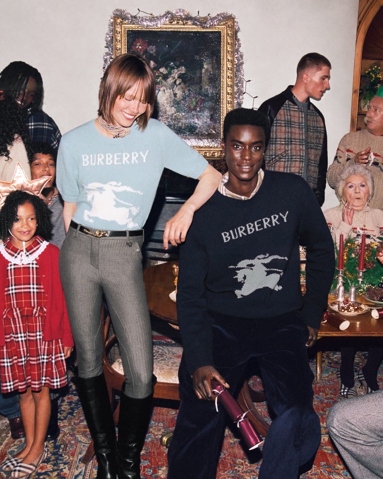 جينيفير سوندرز... وجه Burberry الجديد لموسم الأعياد