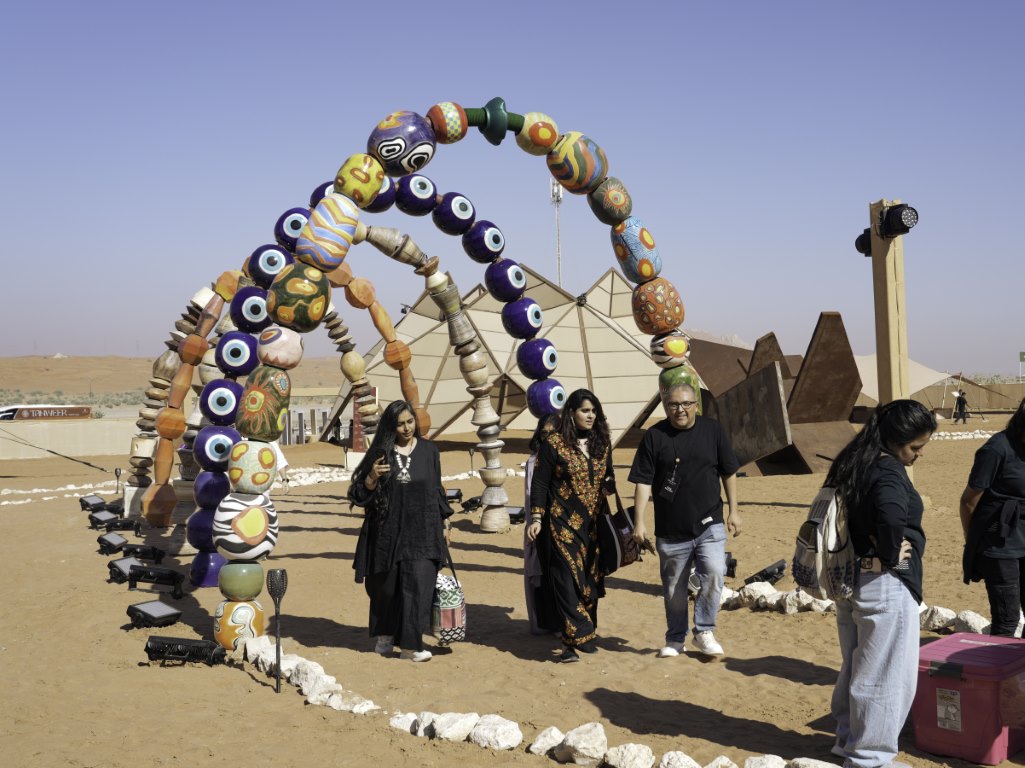  انطلاق مهرجان تنوير بأمسية فنية في صحراء مليحة بالشارقة