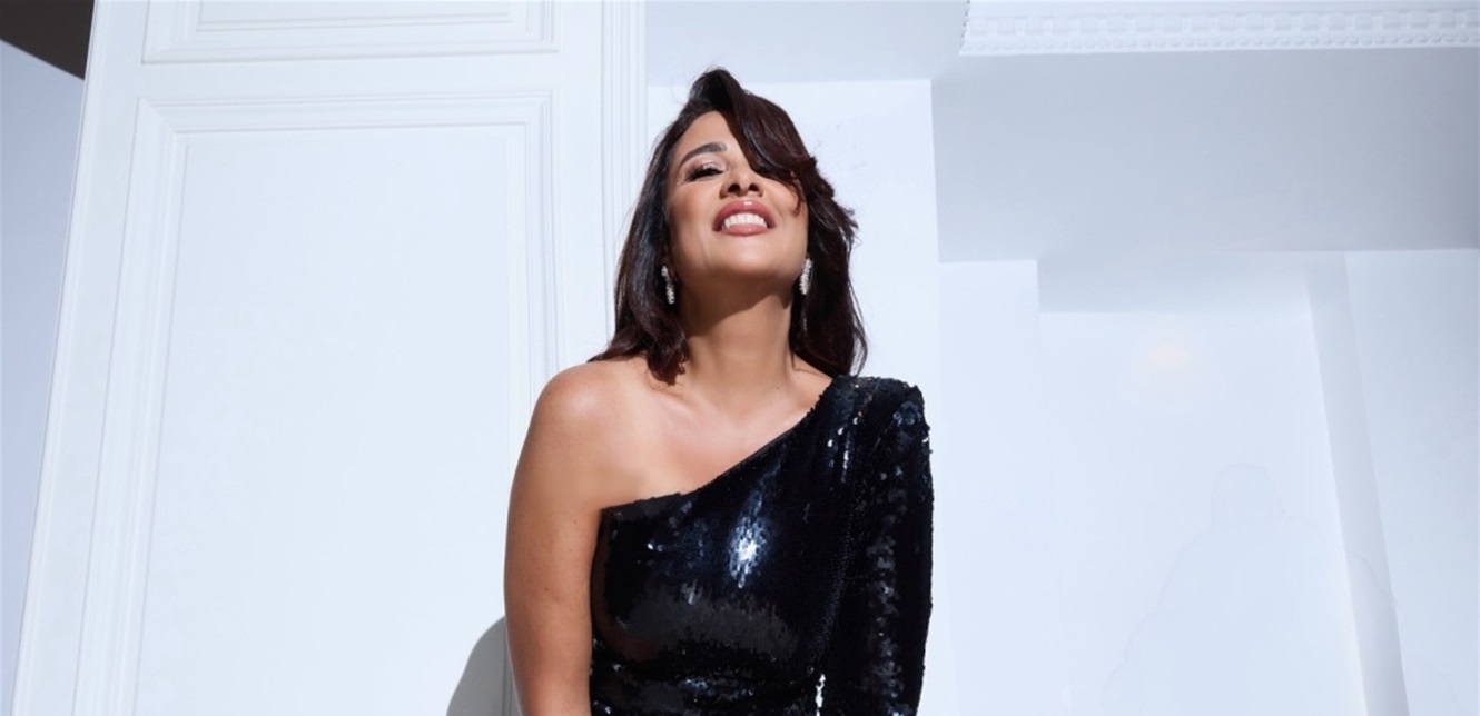 بمنشورها الغامض ياسمين عبد العزيز تثير الجدل وتتصدر مواقع التواصل الاجتماعي
نشرت الفنانة "ياسمين عبد العزيز" منشورًا عبر حسابها الشخصي على موقع التواصل الاجتماعي فيسبوك أثار الكثير من الجدل.
ياسمين عبد العزيز تثير الجدل بمنشور غامض، فماذا تقصد؟
حيث اتسم منشورها بالغموض وقالت فيه: "لا يشوه سمعة المرأة إلا اثنان، امرأة تعجز أن تكون مثلها، ورجل لا يستطيع الوصول إليها". وقد أثار المنشور تفاعلاً كبيرًا وتساؤلات من الجمهور.
فهناك من اعتبر المنشور عبارة عن رسالة موجهة لشخص ما وهناك من رأى أنها مجرد عبارة عابرة تدل على قوة الشخصية والثقة بالنفس. وتساءل الجمهور من خلال تفاعله مع المنشور عن قصد "ياسمين عبد العزيز" من وراء هذا المنشور.
ياسمين عبد العزيز تستعد لخوض السباق الرمضاني المقبل
وعلى صعيد آخر، تستعد النجمة "ياسمين عبد العزيز" لخوض السباق الرمضاني المقبل 2026 من خلال مسلسلها الجديد "وننسى اللي كان". والذي من المقرر عرضه في شهر رمضان المقبل عبر شاشة قناة "إم بي سي مصر".
ويشاركها بطولة المسلسل الفنان والنجم "كريم فهمي" في ثالث تعاون بينهما بعد مسلسل "ونحب تاني ليه" الذي عرض في رمضان 2020. ومسلسل "وتقابل حبيب" الذي تم عرضه خلال الموسم الدرامي الرمضاني الماضي.
فريق عمل وأحداث مسلسل وتقابل حبيب
يُذكر أن مسلسل "وتقابل حبيب" من بطولة "ياسمين عبد العزيز" و "كريم فهمي" بمشاركة كل من "خالد سليم" و "نيكول سابا". و "أنوشكا" و "بسنت شوقي" وعدد آخر من النجوم والنجمات.
ودارت أحداث المسلسل حول قصة حب معقدة بين امرأة تكتشف خيانة زوجها وتقع في حب شقيقه، ما يورطها في صراعات عائلية مليئة بالمفاجآت.
ومن الجدير بالذكر، أن مسلسل "وننسى اللي كان" من تأليف "عمرو محمود ياسين" وإخراج "محمد الخبيري".