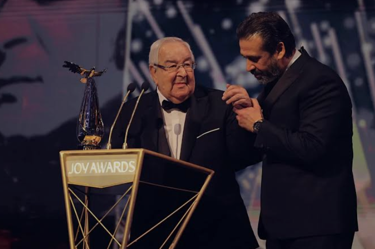 كريم عبد العزيز يهنئ والده بعد تكريمه هو الأساس في تكويني واتعلمنا منه أدق تفاصيل الصناعة