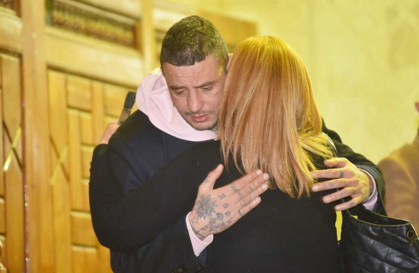 انفعال أحمد الفيشاوي على المصورين أثناء عزاء والدته بسبب تجمهرهم حول المعزين