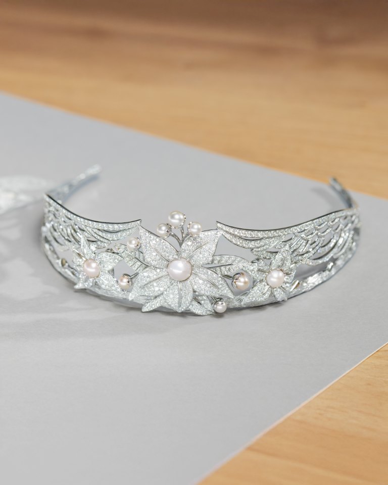 عائشة العطيّة تفوز بمشروع التاج الحصري من شوميه ومتاحف قطر