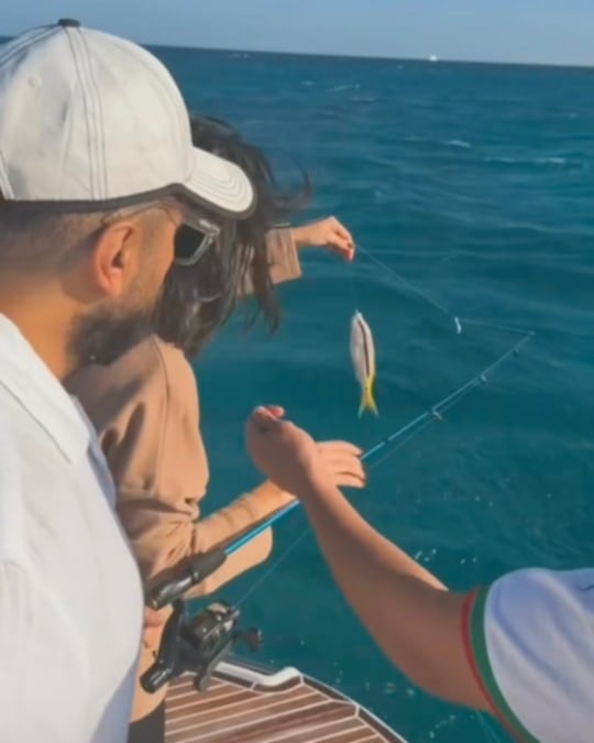 بسمة بوسيل وتامر حسني يفتتحان 2026 برحلة بحرية دافئة